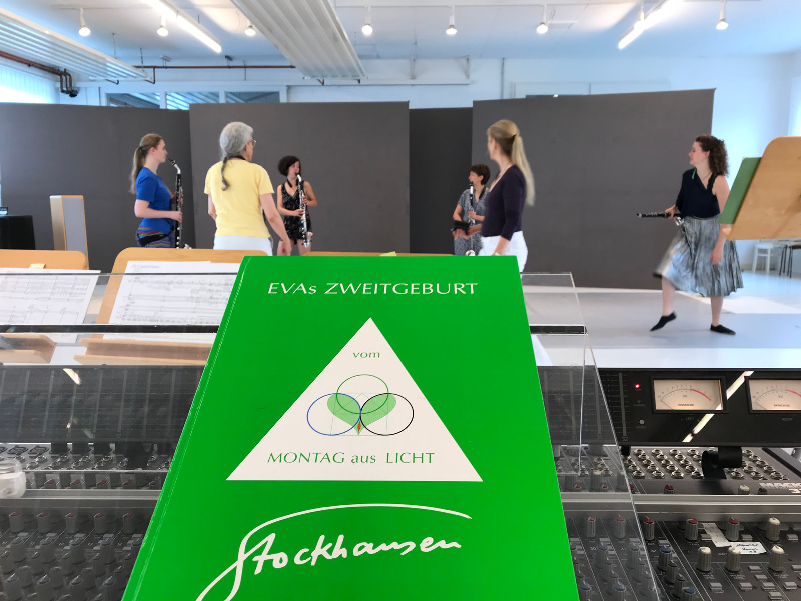 First rehearsals of EVAs LIED with all the Evas: (left to right) J. Stephens-Janning, J. Bolivar, R. Gottardi, F. de Ruiter, (front) S. Stephens, K. Pasveer